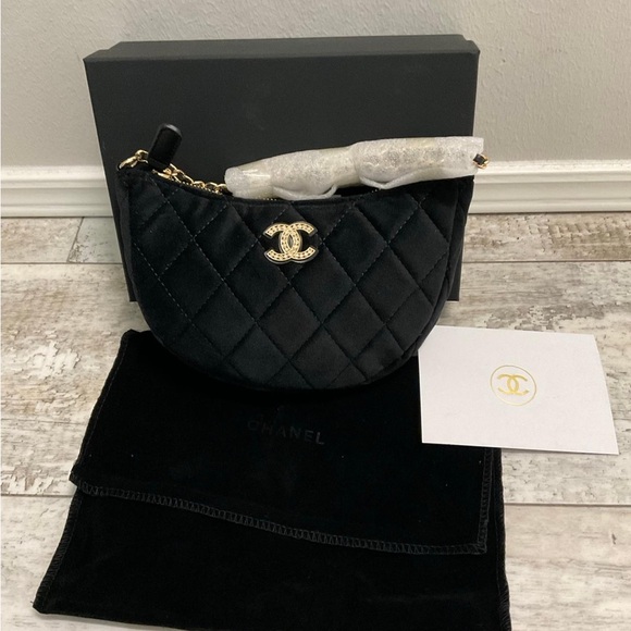 Chanel gel Black Quilted Clutch with Gold Accents - Picture 4 of 10